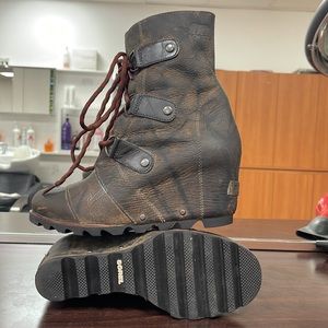 SOREL boots 7 1/2 gorgeous. In great conditions. Leather soft leather.